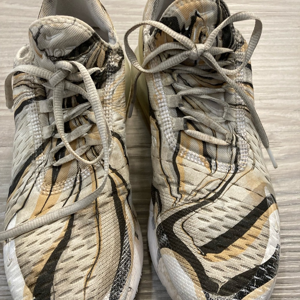 NIKE air 270